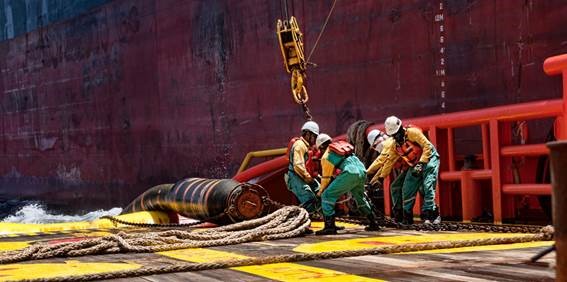 Operação de descida de mangueira de offloading de um navio FPSO Operação de descida de mangueira de offloading de um navio FPSO